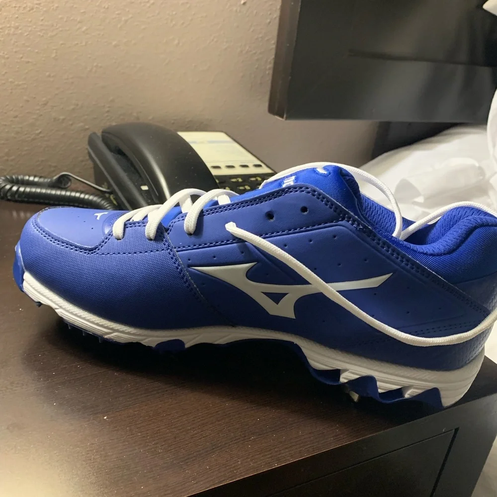 Baseball Cleats - Picture 3 of 4